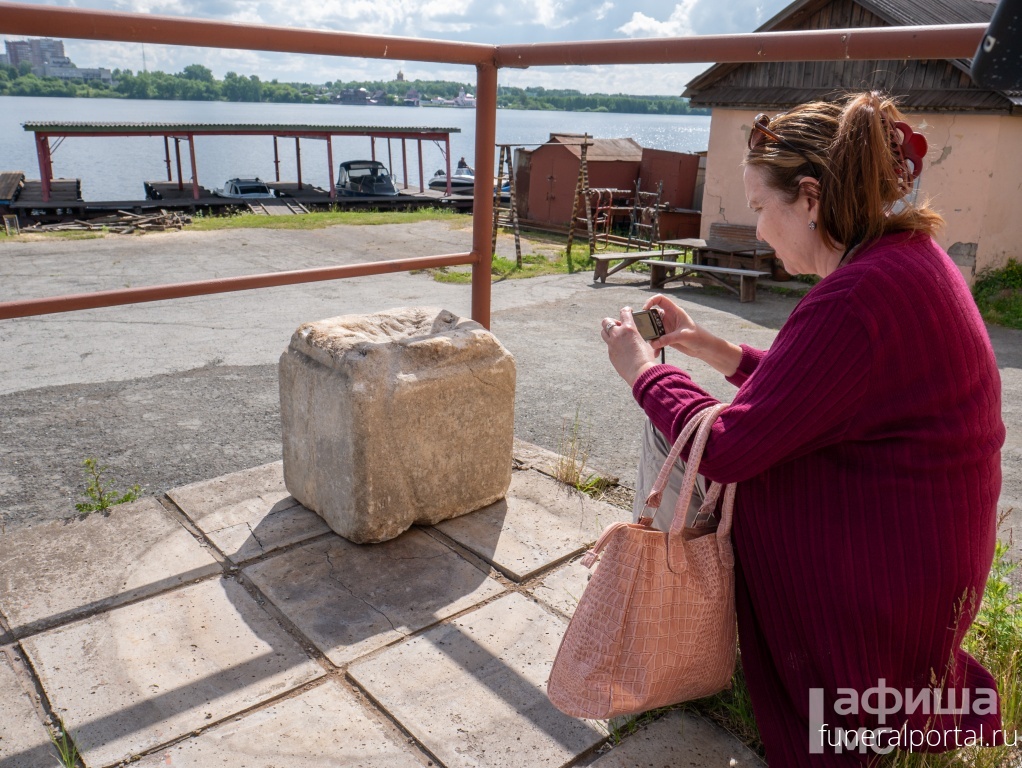 Чебаркуль.  «Такое надгробие могла себе позволить только зажиточная семья». Музейщики осмотрели найденный спасателями могильный камень - Похоронный портал