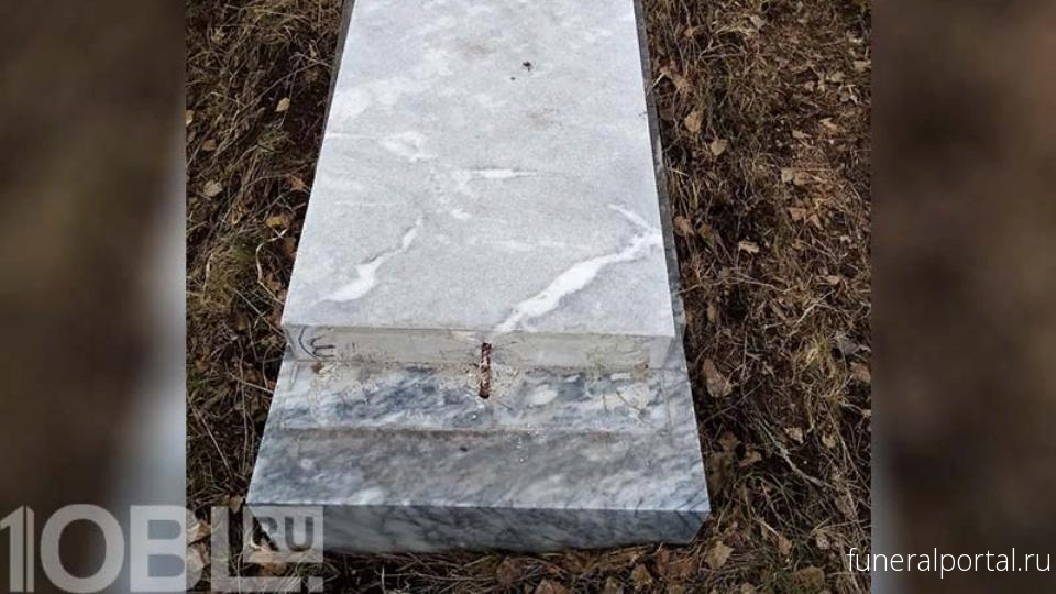 В Саткинском районе на кладбище упал памятник на могиле ветерана войны - Похоронный портал