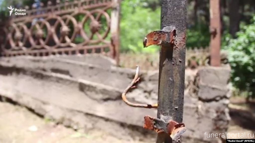 Таджикистан. В Душанбе неизвестные сняли и унесли с собой ограду с могилы таджикского учёного - Похоронный портал