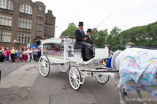 Mourners wear bright colours and fairy costumes for funeral of Freya Skene, 7, who died in Perthshire waterfall tragedy - Похоронный портал
