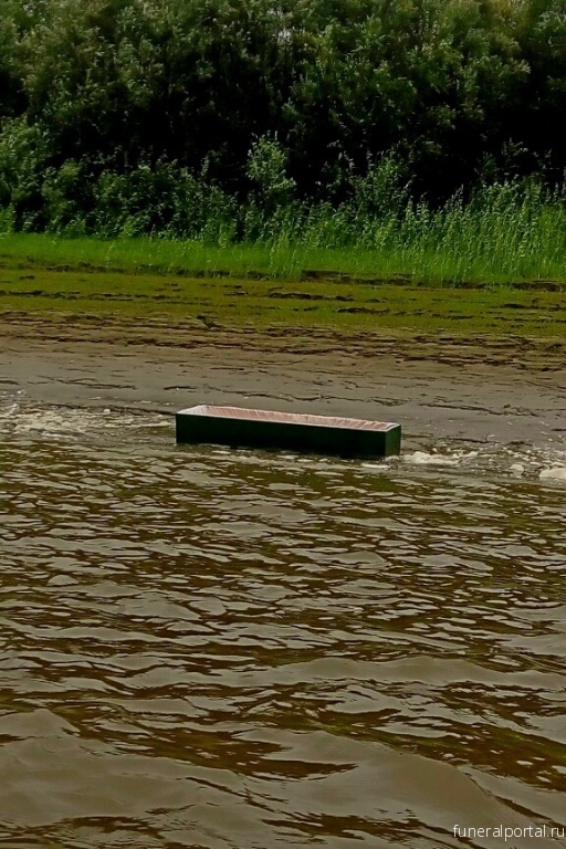 Ишим. Из-за подмыва местного кладбища по реке плывут гробы - Похоронный портал