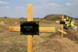 Жуткое кладбище боевиков под Донецком: сплошная траншея и пронумерованные кресты - Похоронный портал