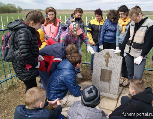 Молодые прихожане храма под Вязьмой заботятся о месте захоронения партизан