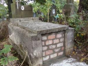 На Прикарпатье замуровали старинный склеп с девушкой внутри - Похоронный портал