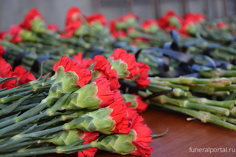 В Крыму вспоминают жертв трагедии в Керченском политехническом колледже - Похоронный портал