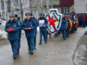 Гроб с телом погибшего героя-пожарного пронесли по улицам Волжска - Похоронный портал