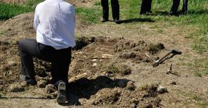 Жительница Таганрога заставила родственника копать себе могилу на кладбище из-за наследства - Похоронный портал