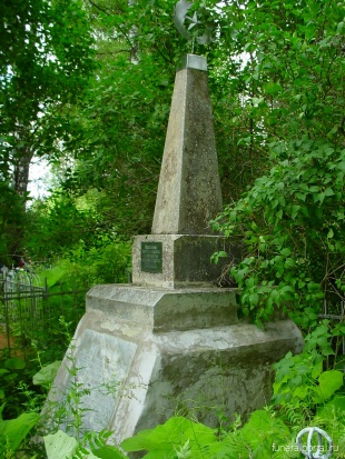 Памятник на гражданском кладбище д. Новоселье Сланцевского района