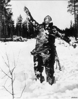 Тело замерзшего советского солдата