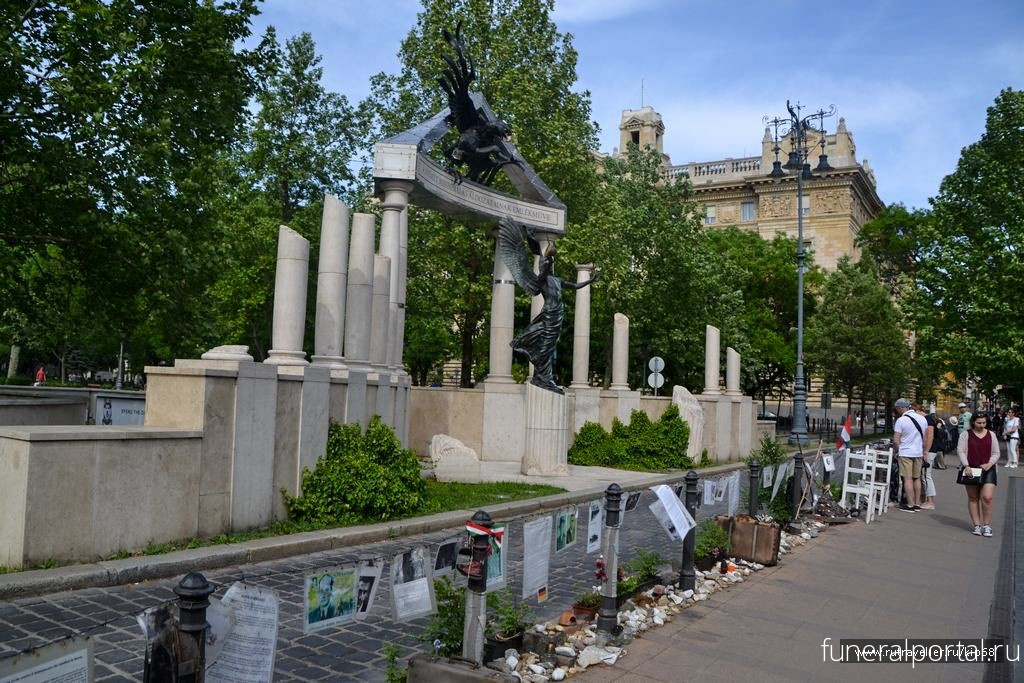 Венгрия. Памятник жертвам фашизма на площади Свободы   