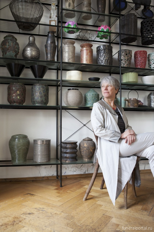Лидия Гастроф и ее новый бизнес: гроб как шкаф и урна как ваза