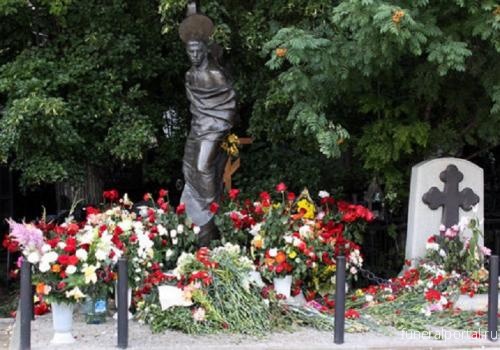 «Кассир кладбища рассекретила ложь Иосифа»: Кобзон похоронил Высоцкого за 25 рублей в чужой могиле