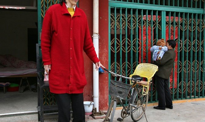 Самая высокая женщина на Земле, китаянка Яо Дефен, скончалась на 41 году жизни - Похоронный портал