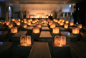 Южнокорейская организация «Coffin Academy» предлагает всем желающим пройти сеанс гробовой терапии. Видео.