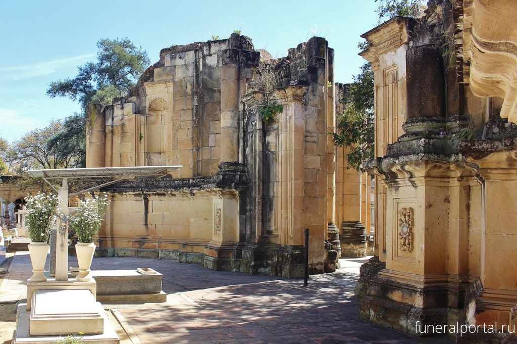 Post Mortem Chapel. The ruins of an abandoned church mingle with the graves at Oaxaca’s General Cemetery. - Похоронный портал