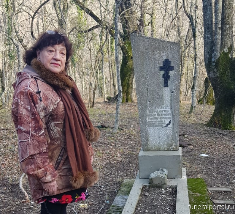 Геленджик. Жительница села Виноградное вот уже более десяти лет ухаживает за одинокой могилой солдата