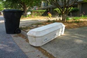  Гроб в мусорке - Похоронный портал