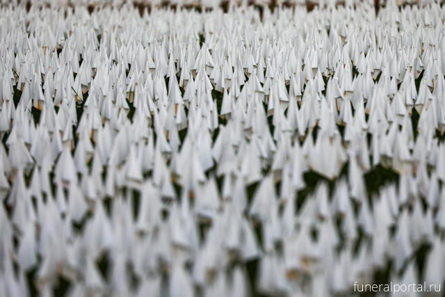 Hundreds of thousands of white flags to be placed on the National Mall to honor lives lost to covid - Похоронный портал