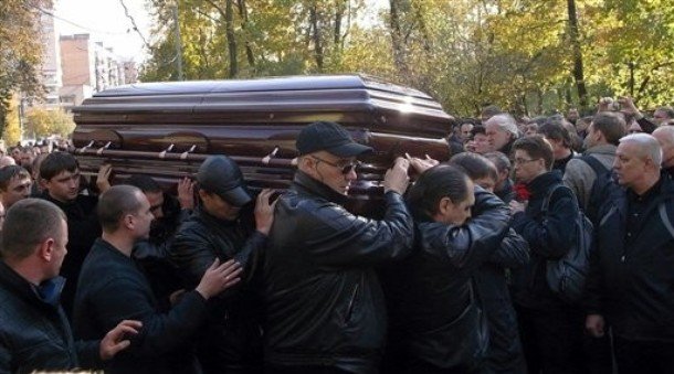 Оказывается япончика похоронили в гробу с кондиционером - Похоронный портал