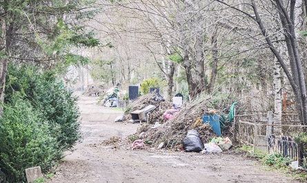 Более полугода не вывозится мусор на кладбище в Ессентуках - Похоронный портал