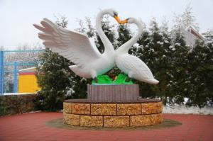 Открыт ещё один памятник лебединой верности - Похоронный портал