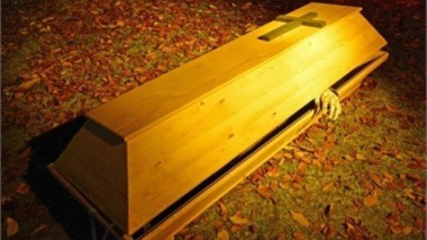 В Житомире пьяный мужчина уснул в гробу - Похоронный портал