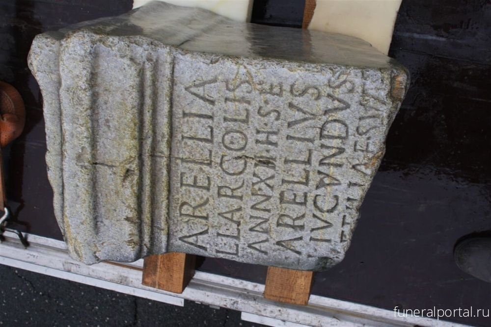 В Словении рыбак «выловил» со дна надгробие Древнего Рима возрастом 1900 лет - Похоронный портал