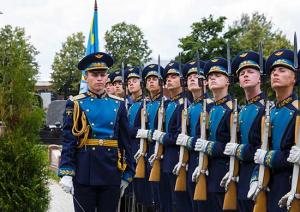 На Троекуровском кладбище в Москве открыли памятник бывшему главнокомандующему ВВС России Анатолию Корнукову - Похоронный портал