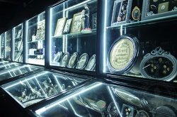 Экспонаты Музея Смерти. Постижерное искусство. Украшения