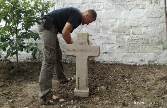 Молдова. Румыны установили на могиле советского солдата крест с надписью: «Неизвестному русскому герою»