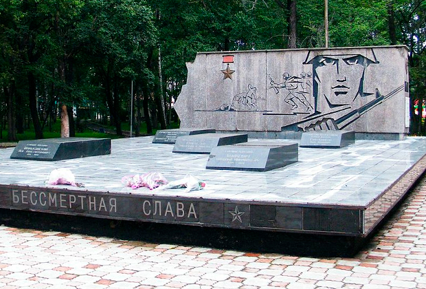Выброшенные на свалку надгробия героев Советского Союза попали на видео - Похоронный портал