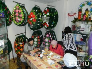 Чаепитие в похоронном доме в окружении гробов и венков в Екатеринбурге сочли хулиганством - Похоронный портал