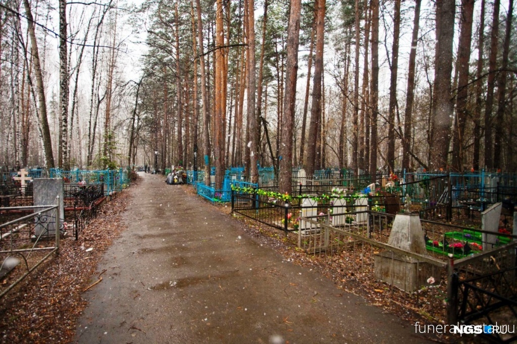 «Сказали, вымогатели будут звонить»: сибирячку обокрали на кладбище во время похорон её матери - Похоронный портал