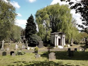 Проблемы кладбищ решат склепы и крематорий - Похоронный портал