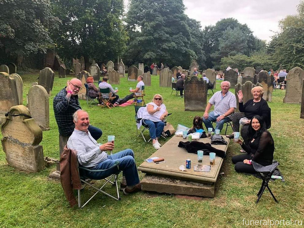 Outrage as beer festival drinkers party in Church graveyard and use tombstone as table - Похоронный портал