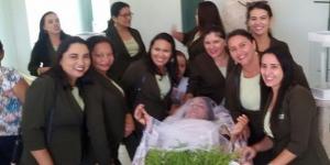  Бразильянка исполнила мечту своей жизни, устроив себе похороны при жизни - Похоронный портал