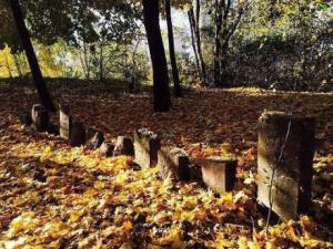 Экстремалы Ровно превратили еврейское кладбище в площадку для развлечений - Похоронный портал