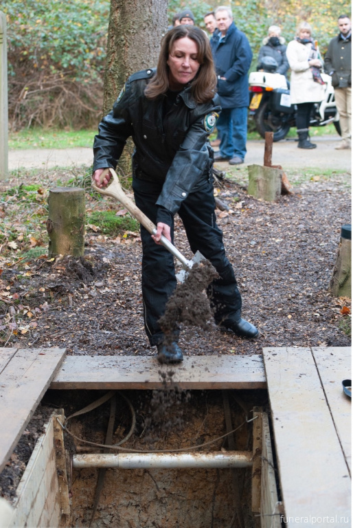 Funerals are expensive. And family firms are under threat from new tech - Похоронный портал