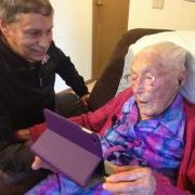 113-летняя женщина "помолодела" ради аккаунта в Facebook - Похоронный портал