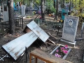 На липецком кладбище орудуют вандалы - Похоронный портал