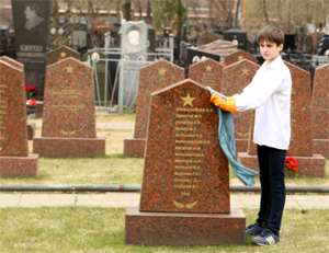 На Преображенском кладбище школьники привели в порядок воинские захоронения - Похоронный портал