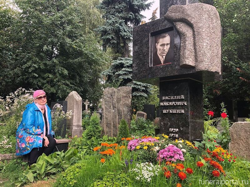 Как выглядит могила Василия Шукшина