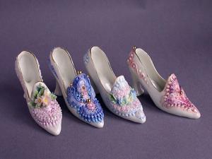Жительница Владикавказа собрала уникальную коллекцию сувенирной обуви - Похоронный портал