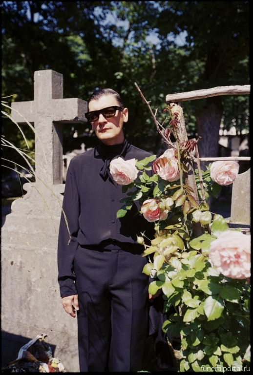 Александр Гудков снялся для модного журнала на парижском кладбище - Похоронный портал