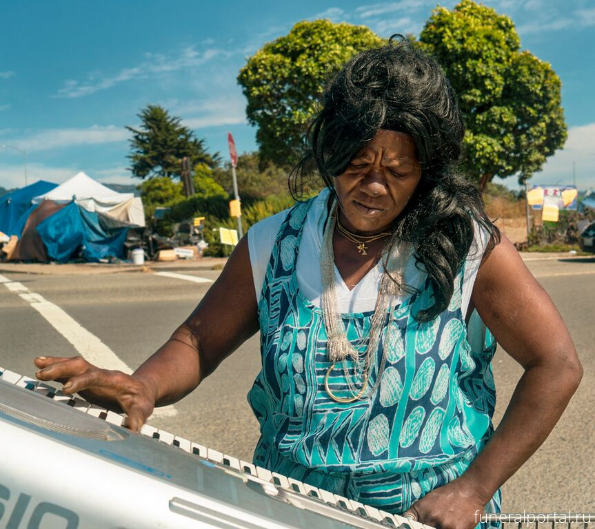 Беркли. Умерла ‘Mama West’ (Latonya Smith), любимый уличный музыкант  - Похоронный портал