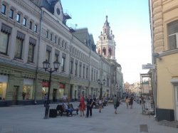 Москва таинственная: почему в сквере на Никольской никто не может сидеть и как эта улица стала первой во всем