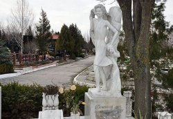 Кладбище «Дойна»: памятники еще живым людям, надгробия в форме сердца, гранитные беседки и плита Высоцкому
