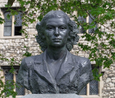 A bronze bust commemorates the heroism of the secret agents who led covert operations against the Nazis.  - Похоронный портал