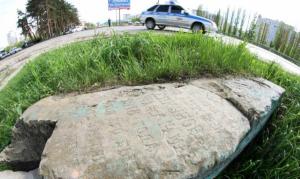 В Воронеже в ливнёвке нашли старинную надгробную плиту - Похоронный портал