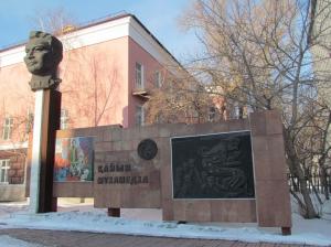Исчезнувшие с памятника К.Мухамедханова буквы восстановит акимат Семея - Похоронный портал